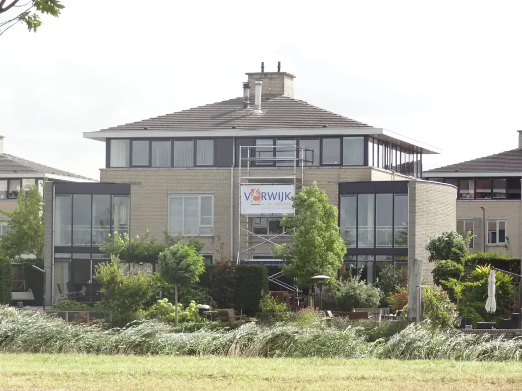 Huis met logo doek op steiger